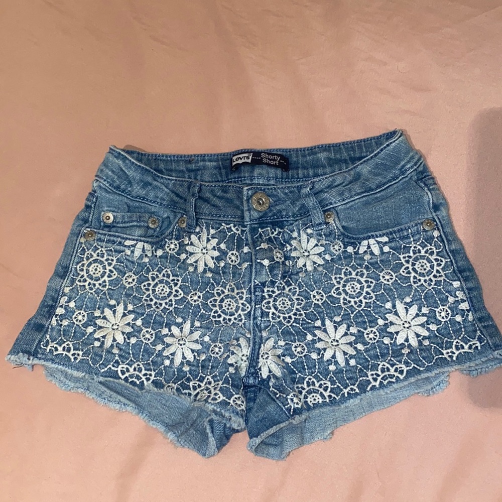 Levi’s Patchwork Embroidered Shorty Shorts girl